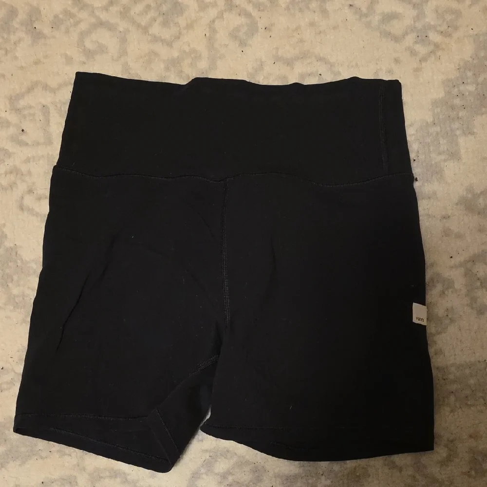Vuori Women's Black Bike Shorts - Picture 1 of 6